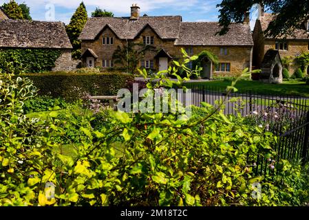 Englisches Schieferdach im Dorf Cotswolds in Lower Slaughter, England. Stockfoto