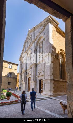 Pienza, Provinz Siena, Toskana, Italien. Der Dom aus der Renaissance aus dem 15.. Jahrhundert oder die Kathedrale auf der Piazza Pio II Pienza ist ein UNESCO-Weltkulturerbe. Stockfoto