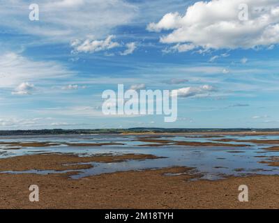 Die Pools und der nasse Sand der Headwell Sands am Tentsmuir Point mit der Stadt Broughty Ferry im Hintergrund. Stockfoto