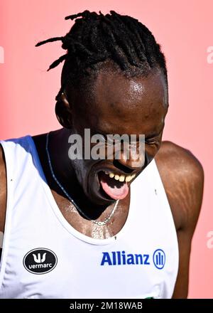 Piemonte, Italien. 11.. Dezember 2022. Der belgische Isaac Kimeli feiert seine Bronzemedaille beim Herrenrenrenrennen bei den europäischen Cross Country Championships am Sonntag, den 11. Dezember 2022 in Piemont, Italien. BELGA FOTO JASPER JACOBS Kredit: Belga News Agency/Alamy Live News Stockfoto