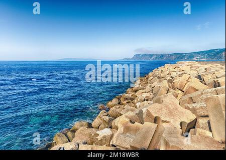 Schöne Seeseite im Küstendorf Chianalea, Fischerviertel und Bruch von Scilla, Kalabrien, Italien Stockfoto