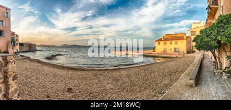 Der malerische Strand La Ponche im Zentrum von Saint-Tropez, Cote d'Azur, Frankreich. Die Stadt ist ein weltweit berühmter Ferienort für den europäischen und amerikanischen Jet Set A Stockfoto