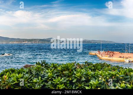 Der malerische Strand La Ponche im Zentrum von Saint-Tropez, Cote d'Azur, Frankreich. Die Stadt ist ein weltweit berühmter Ferienort für den europäischen und amerikanischen Jet Set A Stockfoto