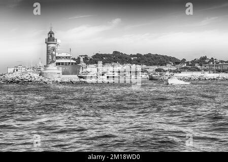 SAINT-TROPEZ, FRANKREICH - 16. AUGUST: Der ikonische Leuchtturm im Hafen von Saint-Tropez, Cote d'Azur, Frankreich, 16. August 2019. Die Schrift liest "no nee Stockfoto