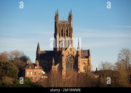 Die herrliche anglikanische Worcester Kathedrale am Ufer des Flusses Severn, England, badete in der Wintersonne. Stockfoto