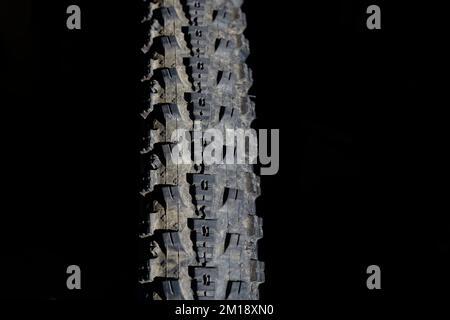 Mountainbike-Reifen auf schwarzem Hintergrund mit Kopierbereich Stockfoto