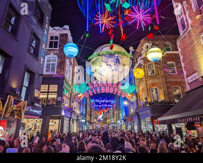 LONDON, Vereinigtes Königreich - 10.. DEZEMBER 2022: Ein weihnachtlicher Blick auf die Carnaby Street in London. Die Dekoration und Menschenmengen zu zeigen. Stockfoto