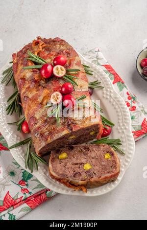 Schweinefleisch-Terrine mit Pistazien, Kirschen, Huhn und Speck Stockfoto