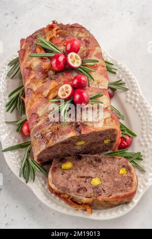 Schweinefleisch-Terrine mit Pistazien, Kirschen, Huhn und Speck Stockfoto