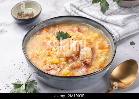 Linsenerbsensuppe mit Schinken und Schweinerippchen Stockfoto