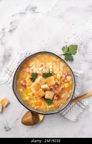 Linsenerbsensuppe mit Schinken und Schweinerippchen Stockfoto