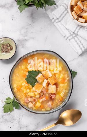 Linsenerbsensuppe mit Schinken und Schweinerippchen Stockfoto