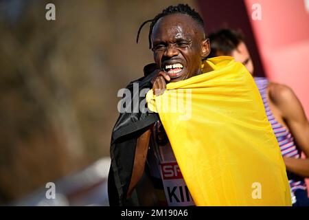 Piemonte, Italien. 11.. Dezember 2022. Der belgische Isaac Kimeli feiert seine Bronzemedaille beim Herrenrenrenrennen bei den europäischen Cross Country Championships am Sonntag, den 11. Dezember 2022 in Piemont, Italien. BELGA FOTO JASPER JACOBS Kredit: Belga News Agency/Alamy Live News Stockfoto