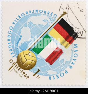 Foto einer ungarischen Briefmarke Flaggen von Westdeutschland und Italien FIFA-Weltmeisterschaft 1962 - Chile Serie 1962 Stockfoto