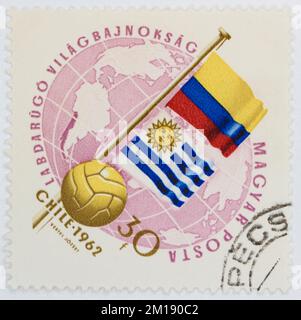 Foto einer ungarischen Briefmarke Flaggen von Kolumbien und Uruguay FIFA Weltmeisterschaft 1962 - Chile Serie 1962 Stockfoto