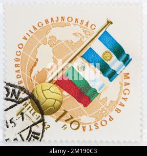 Foto einer ungarischen Briefmarke Flaggen Argentiniens und Bulgariens FIFA-Weltmeisterschaft 1962 - Chile Serie 1962 Stockfoto