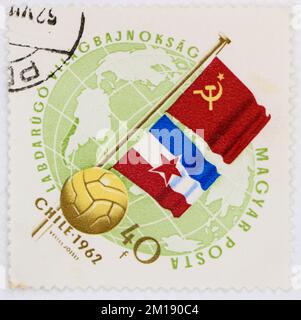 Foto einer ungarischen Briefmarke Flaggen der Sowjetunion und Jugoslawien FIFA-Weltmeisterschaft 1962 - Chile Serie 1962 Stockfoto