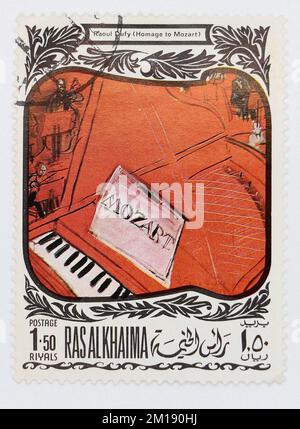 Foto einer Briefmarke von Ras al Khaimah Wolfgang Amadeus Mozart 1756-1791 von Raoul Dufy 1877-1953 Composers auf Gemälden der Serie 1969 Stockfoto