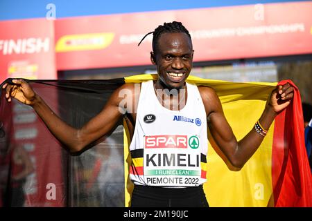 Piemonte, Italien. 11.. Dezember 2022. Der belgische Isaac Kimeli feiert seine Bronzemedaille beim Herrenrenrenrennen bei den europäischen Cross Country Championships am Sonntag, den 11. Dezember 2022 in Piemont, Italien. BELGA FOTO JASPER JACOBS Kredit: Belga News Agency/Alamy Live News Stockfoto