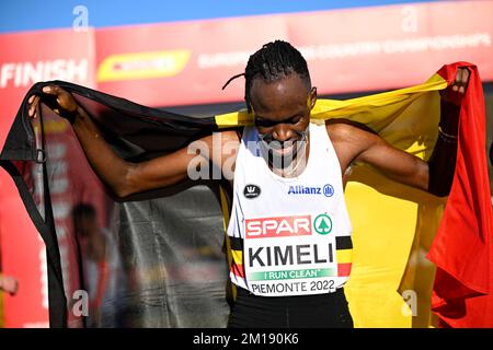 Piemonte, Italien. 11.. Dezember 2022. Der belgische Isaac Kimeli feiert seine Bronzemedaille beim Herrenrenrenrennen bei den europäischen Cross Country Championships am Sonntag, den 11. Dezember 2022 in Piemont, Italien. BELGA FOTO JASPER JACOBS Kredit: Belga News Agency/Alamy Live News Stockfoto