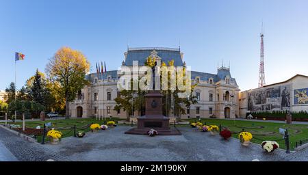 Ein Bild des Rathauses von Iasi und der Statue von Ferdinand I, das komplett davor. Stockfoto