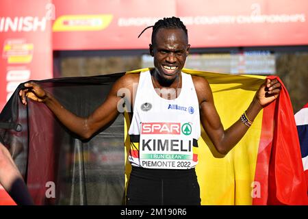 Piemonte, Italien. 11.. Dezember 2022. Der belgische Isaac Kimeli feiert seine Bronzemedaille beim Herrenrenrenrennen bei den europäischen Cross Country Championships am Sonntag, den 11. Dezember 2022 in Piemont, Italien. BELGA FOTO JASPER JACOBS Kredit: Belga News Agency/Alamy Live News Stockfoto