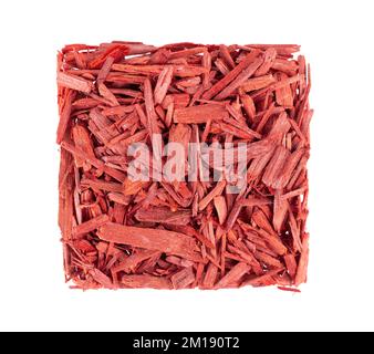 Rote Sandelholz-Räucherchips, isoliert auf weißem Hintergrund. Sanderswood, Rubyholz oder rote saunders. Draufsicht Stockfoto