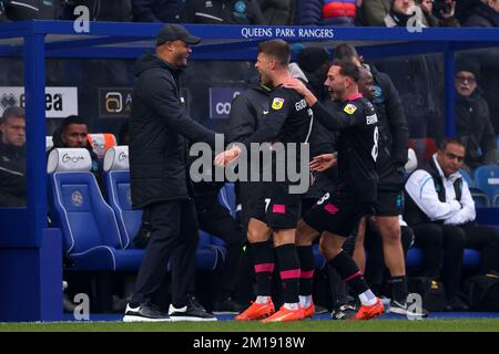 London, Großbritannien. 11.. Dezember 2022; Loftus Road Stadium, Shepherds Bush, West London, England; EFL Championship Football, Queens Park Rangers gegen Burnley; Johann Guomundsson von Burnley feiert sein Ziel mit Burnley Manager Vincent Kompany für 0-1 in der 19.-minütigen Gutschrift: Action Plus Sports Images/Alamy Live News Stockfoto