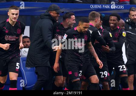 London, Großbritannien. 11.. Dezember 2022; Loftus Road Stadium, Shepherds Bush, West London, England; EFL Championship Football, Queens Park Rangers gegen Burnley; Johann Guomundsson von Burnley feiert sein Ziel mit Burnley Manager Vincent Kompany für 0-1 in der 19.-minütigen Gutschrift: Action Plus Sports Images/Alamy Live News Stockfoto