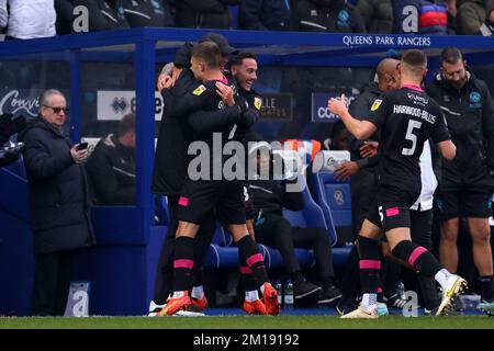 London, Großbritannien. 11.. Dezember 2022; Loftus Road Stadium, Shepherds Bush, West London, England; EFL Championship Football, Queens Park Rangers gegen Burnley; Johann Guomundsson von Burnley feiert sein Ziel mit Burnley Manager Vincent Kompany für 0-1 in der 19.-minütigen Gutschrift: Action Plus Sports Images/Alamy Live News Stockfoto