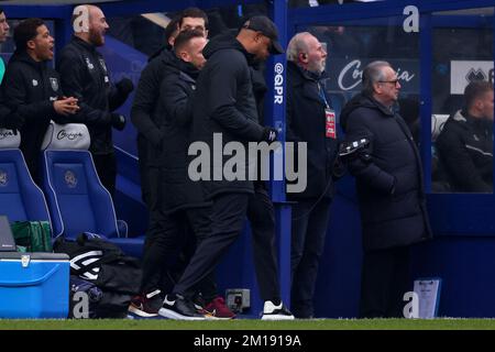 London, Großbritannien. 11.. Dezember 2022; Loftus Road Stadium, Shepherds Bush, West London, England; EFL Championship Football, Queens Park Rangers gegen Burnley; Burnley Manager Vincent Kompany feiert das Tor von Johann Guomundsson für 0-1 in der 19.-minütigen Gutschrift: Action Plus Sports Images/Alamy Live News Stockfoto