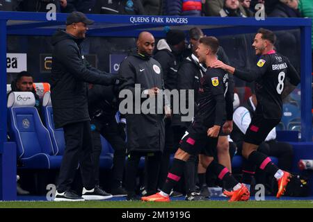 London, Großbritannien. 11.. Dezember 2022; Loftus Road Stadium, Shepherds Bush, West London, England; EFL Championship Football, Queens Park Rangers gegen Burnley; Johann Guomundsson von Burnley feiert sein Ziel mit Burnley Manager Vincent Kompany für 0-1 in der 19.-minütigen Gutschrift: Action Plus Sports Images/Alamy Live News Stockfoto