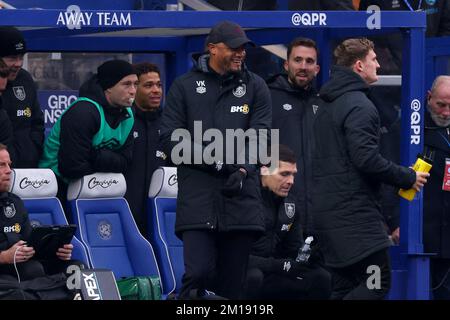 London, Großbritannien. 11.. Dezember 2022; Loftus Road Stadium, Shepherds Bush, West London, England; EFL Championship Football, Queens Park Rangers gegen Burnley; Burnley Manager Vincent Kompany feiert das Tor von Johann Guomundsson für 0-1 in der 19.-minütigen Gutschrift: Action Plus Sports Images/Alamy Live News Stockfoto