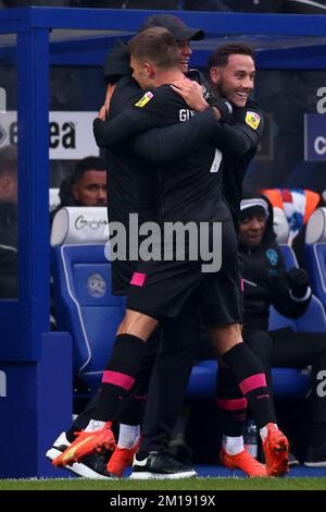 London, Großbritannien. 11.. Dezember 2022; Loftus Road Stadium, Shepherds Bush, West London, England; EFL Championship Football, Queens Park Rangers gegen Burnley; Johann Guomundsson von Burnley feiert sein Ziel mit Burnley Manager Vincent Kompany für 0-1 in der 19.-minütigen Gutschrift: Action Plus Sports Images/Alamy Live News Stockfoto