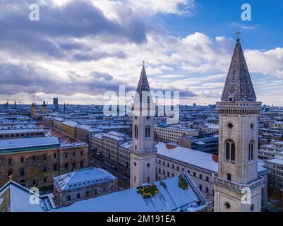 Luftaufnahme auf das winterliche Stadtbild Münchens Stockfoto