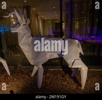 Eine Statue eines Hirsches, die wie Origami aussieht Stockfoto