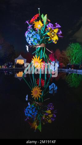 Ein Kunstwerk, bestehend aus einem Strauß großer Metallblumen Stockfoto