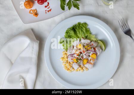 Blick von oben auf Ceviche, typische Meeresfrüchte der peruanischen Küche. Stockfoto
