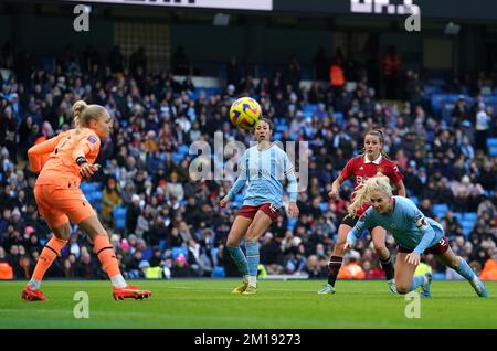 Alex Greenwood von Manchester City (rechts) macht beim Barclays Women's Super League-Spiel im Etihad Stadium in Manchester einen Sprungbrett, um den Ball freizulegen. Foto: Sonntag, 11. Dezember 2022. Stockfoto