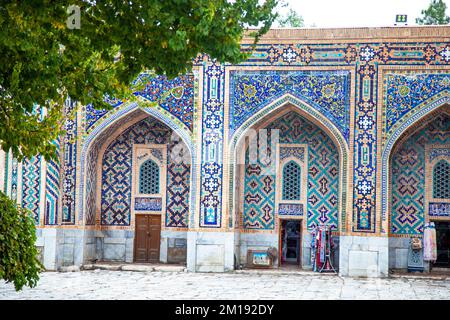 Usbekische traditionelle Kleidung und andere farbenfrohe Souvenirs, Taschkent, Usbekistan. Stockfoto