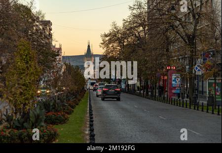 Ein Bild vom Boulevard Stefan cel Mare si Sfant, der bei Sonnenuntergang und im Herbst zum Kulturpalast von Iasi führt. Stockfoto