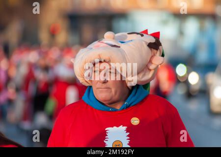 Glasgow, Schottland, Großbritannien. 11.. Dezember 2022: Tausende von Teilnehmern in Weihnachtsmannanzügen nehmen an der alljährlichen Santa Dash durch das Stadtzentrum Teil, die nach einer zweijährigen Abwesenheit aufgrund der Covid-19-Pandemie an einem kalten Sonntagnachmittag in einem festlichen Wohltätigkeitslauf im Jahr 5k, der organisiert wurde, um Geld für Gutes zu sammeln, wiederkehrt Ursachen. Die in diesem Jahr nominierten Wohltätigkeitsorganisationen sind die Beatson Cancer Charity und der Lord Provost's Children’s Fund. Kredit: Skully/Alamy Live News Stockfoto