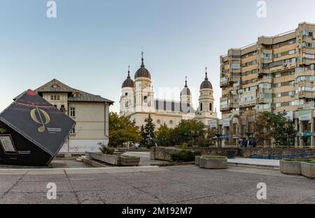 Ein Bild der Metropolitanischen Kathedrale von Iasi, wie sie von einem nahe gelegenen Platz aus gesehen wird. Stockfoto