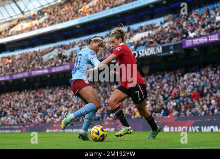 Deyna Castellanos von Manchester City (links) und Ella Toone von Manchester United kämpfen beim Barclays Women's Super League-Spiel im Etihad Stadium in Manchester um den Ball. Foto: Sonntag, 11. Dezember 2022. Stockfoto