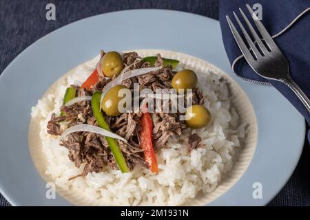 Nahaufnahme von zerkleinertem Fleisch mit Reis, typisch kubanisches Essen. Stockfoto