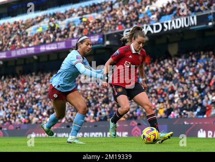 Deyna Castellanos von Manchester City (links) rückt beim Barclays Women's Super League-Spiel im Etihad Stadium in Manchester auf dem Ella Toone von Manchester United zurück. Foto: Sonntag, 11. Dezember 2022. Stockfoto