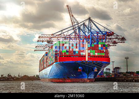 Ein Containerschiff wird mit vielen bunten Seecontainern im Hamburger Hafen beladen. Hamburg, Deutschland Stockfoto