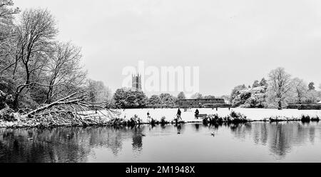 Szenen in Cirencester während des letzten Schneefalls. Eine ehemalige römische Stadt und historische Wool Trade Town Stockfoto