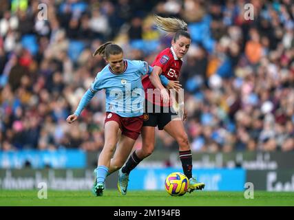 Kerstin Casparij von Manchester City (links) und Ella Toone von Manchester United kämpfen beim Barclays Women's Super League-Spiel im Etihad Stadium in Manchester um den Ball. Foto: Sonntag, 11. Dezember 2022. Stockfoto