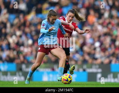 Kerstin Casparij von Manchester City (links) und Ella Toone von Manchester United kämpfen beim Barclays Women's Super League-Spiel im Etihad Stadium in Manchester um den Ball. Foto: Sonntag, 11. Dezember 2022. Stockfoto